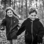 Kinderfotograf Frankfurt - Geschwister im Wald