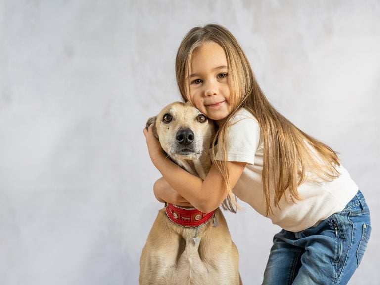 Kinderfotograf Frankfurt - Mädchen mit Hund